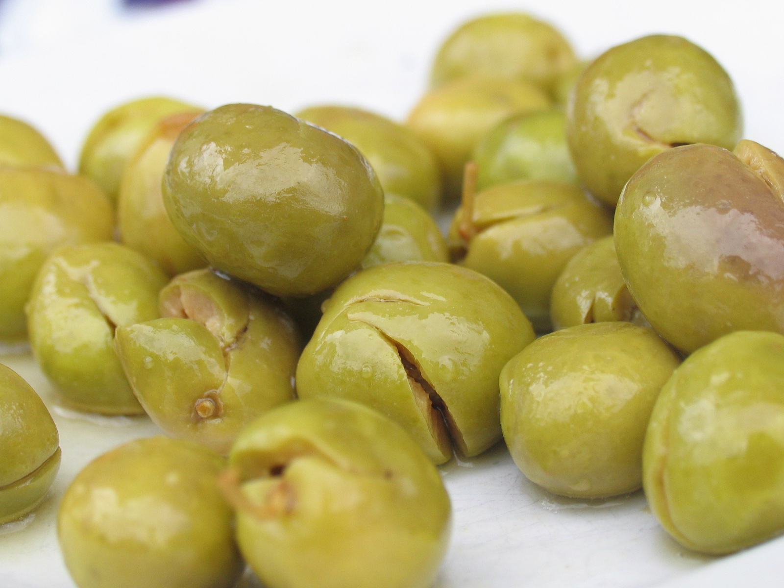 Olives Alore&ntilde;a de M&aacute;laga vertes cass&eacute;es, assaisonn&eacute;es d