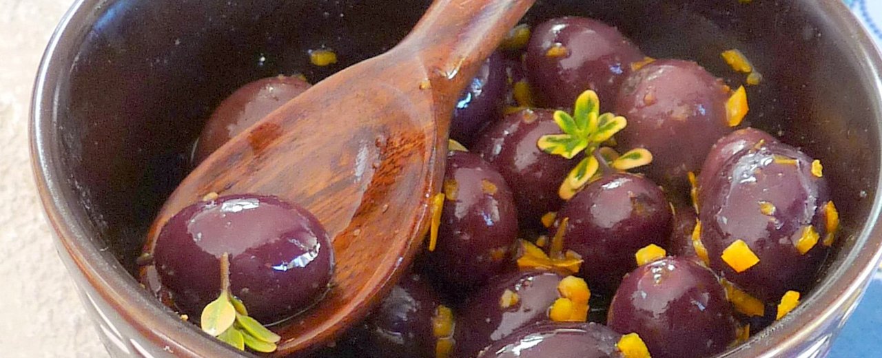 Cured black Gaeta (Itrana) olives in a bowl